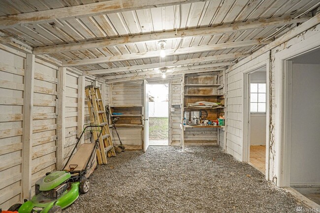 Building Photo - Updated Home W/ Detached Garage