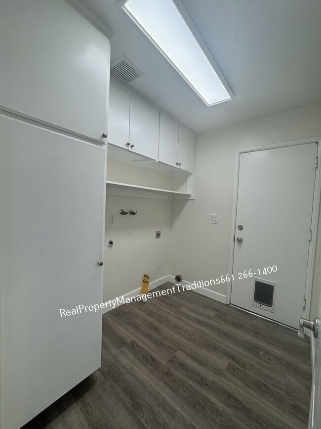 Building Photo - Elegant  4 Bed 2 Bath Home