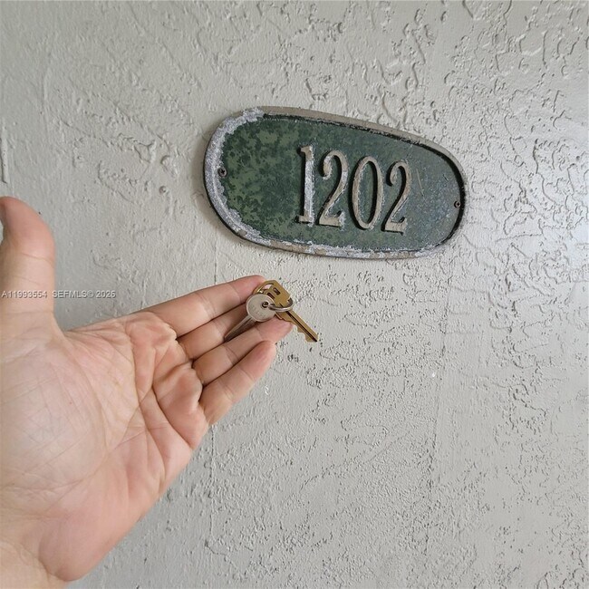 Building Photo - 10090 NW 80th Ct