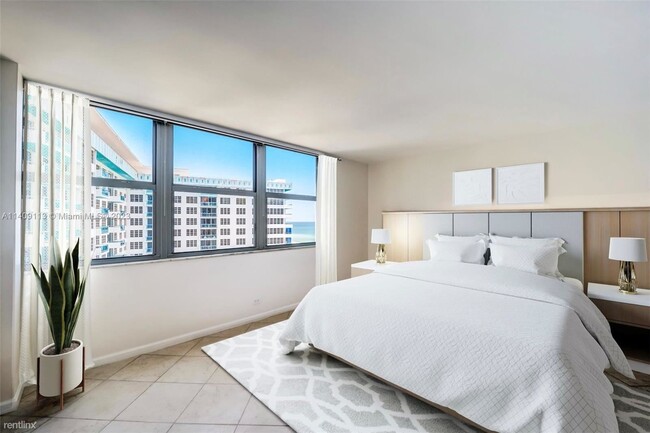 Building Photo - 1 br, 1.5 bath Condo - 5055 Collins Ave Ap...