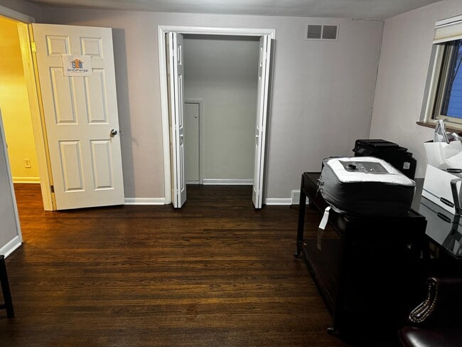 Building Photo - 608 Montrose Ave