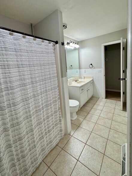 Upstairs Bathroom - 1400 Madison Ave