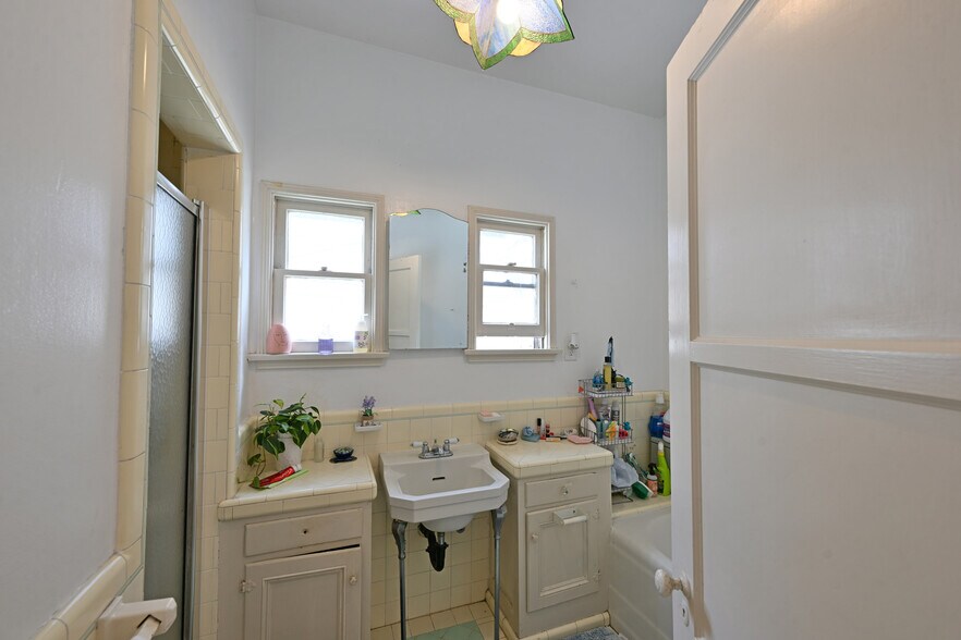 Building Photo - 657 S La Jolla Ave