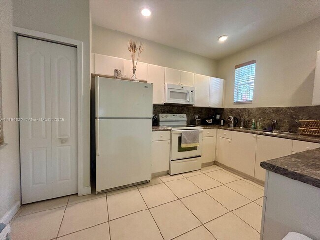 Building Photo - 1104 Shoma Dr