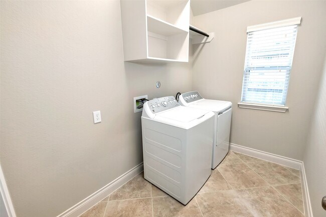 Building Photo - 2911 River Flower Ln