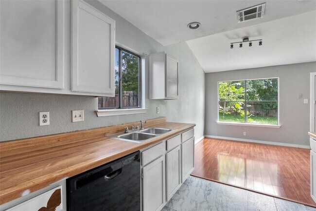 Building Photo - 1806 Krizan Ave
