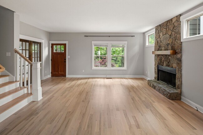 Building Photo - Beautiful Beaverdam Home