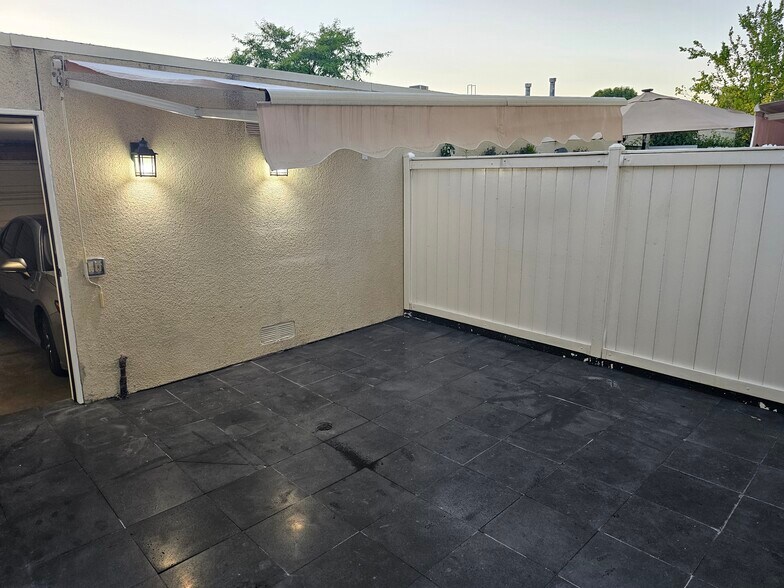 Building Photo - 6501 Vanalden Ave