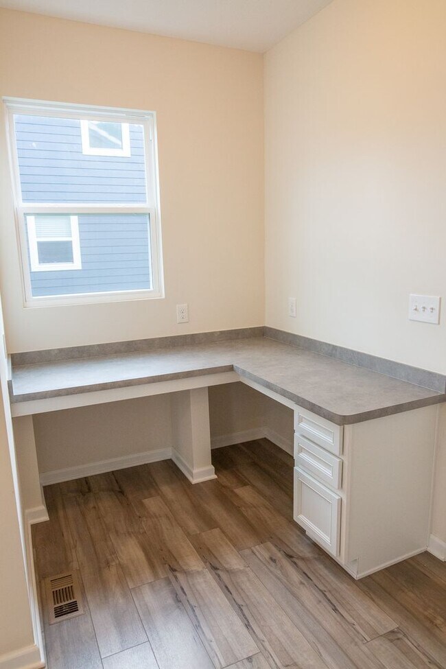 Building Photo - 2845 Beechwood Dr