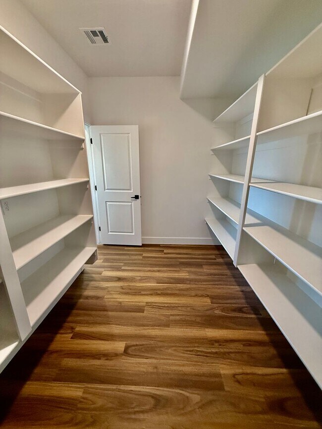 Building Photo - BRAND NEW Four Bedroom Townhome in Desert ...