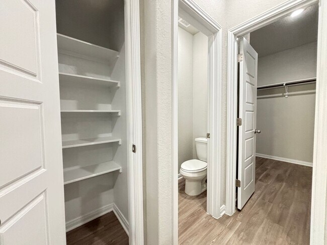 Building Photo - Luxury Living in the Heart of Cibolo!