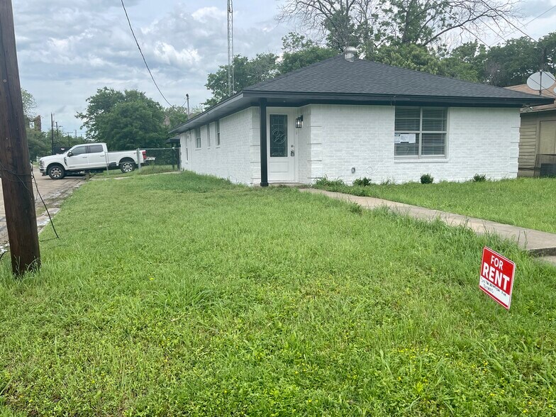 Front Yard - 1829 Wood Ave