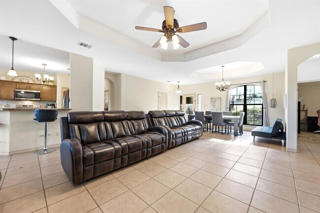 Building Photo - 104 Cowal Dr N