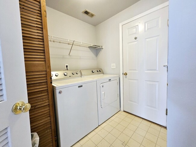 Building Photo - 2408 Bayview Dr