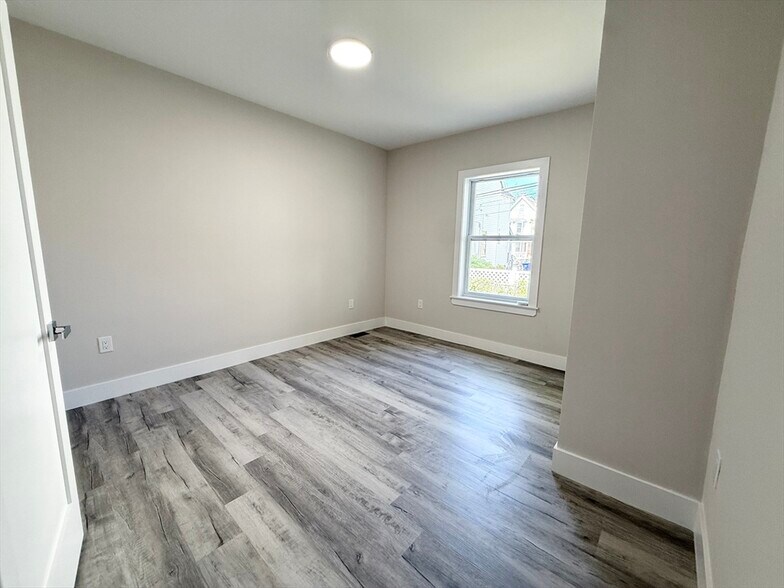 Building Photo - 10 Cawfield St