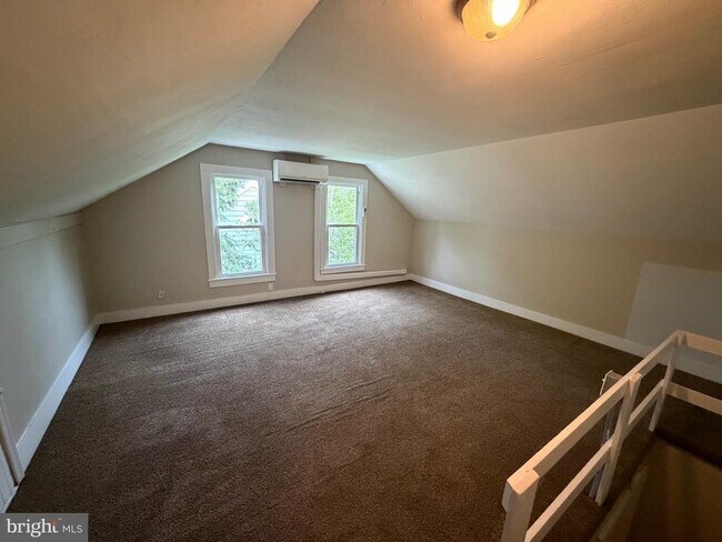Building Photo - 572 Columbia Ave