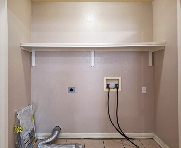 Building Photo - 1907 Maria Isabel Dr