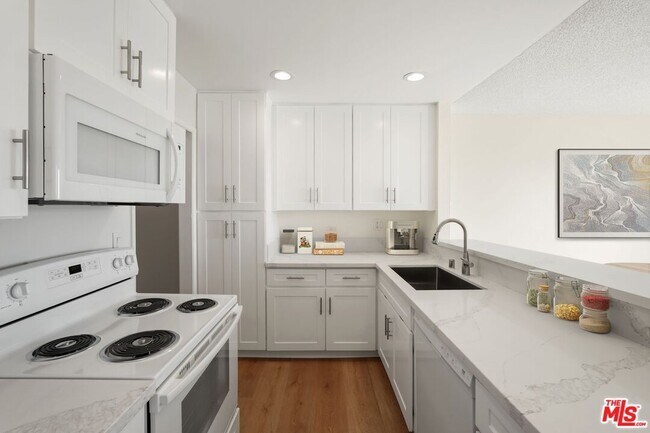 Building Photo - 18004 Coastline Dr