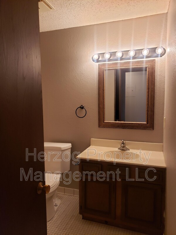 Building Photo - 304 Kenwood Dr