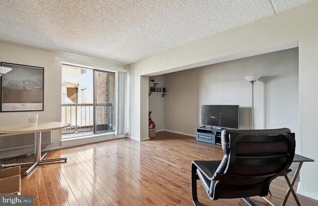 Building Photo - 200 Lombard St