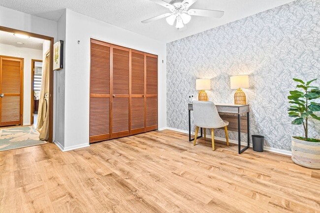 Building Photo - 2nd floor, 2 bedroom/1 bath/2 parking Town...