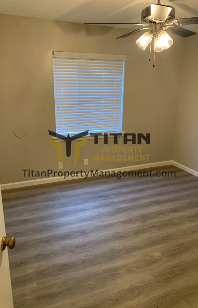 Building Photo - Cute Updated Townhouse!