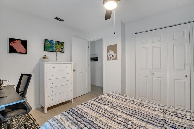 Building Photo - 4754 Lake Shore Dr