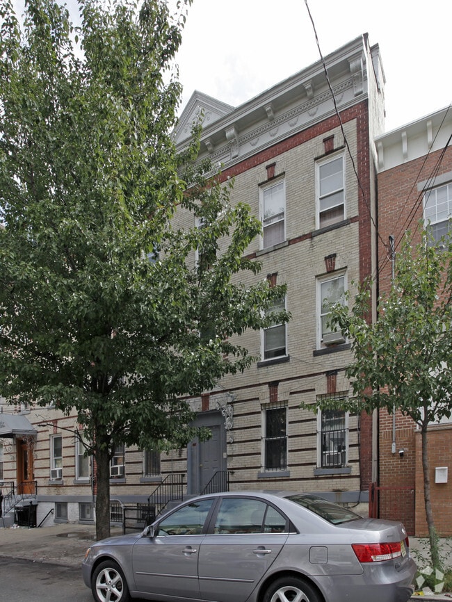 Primary Photo - 230 Van Horne St