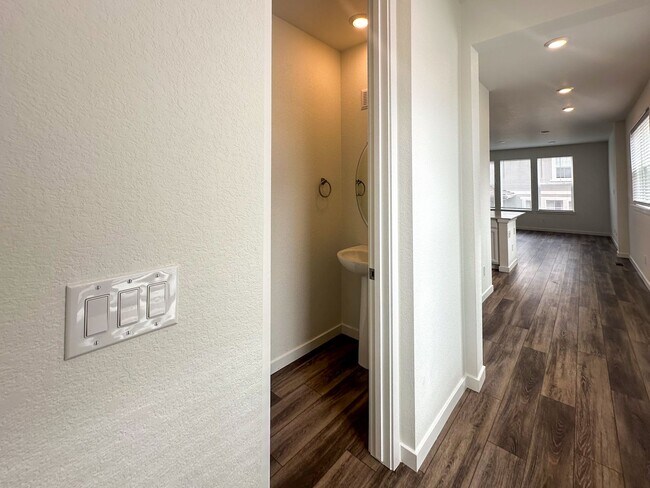 Building Photo - Luxurious 3bd home in Dove Village
