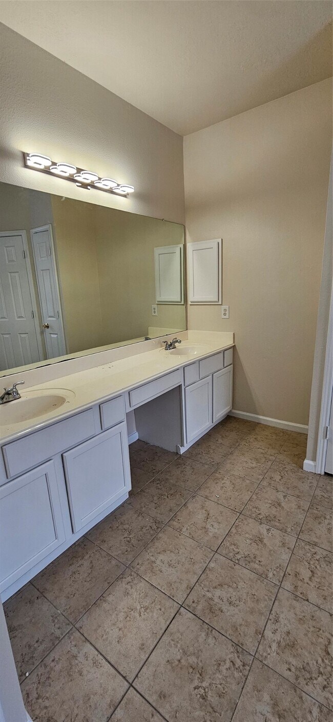 Building Photo - 2519 Pine Shadows Dr