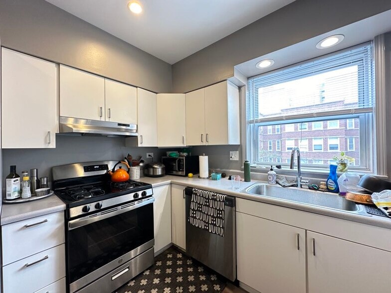 Building Photo - 5517 N Kenmore Ave