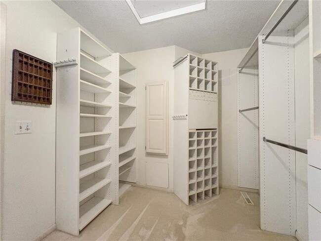 Building Photo - 13900 Hill Ridge Dr
