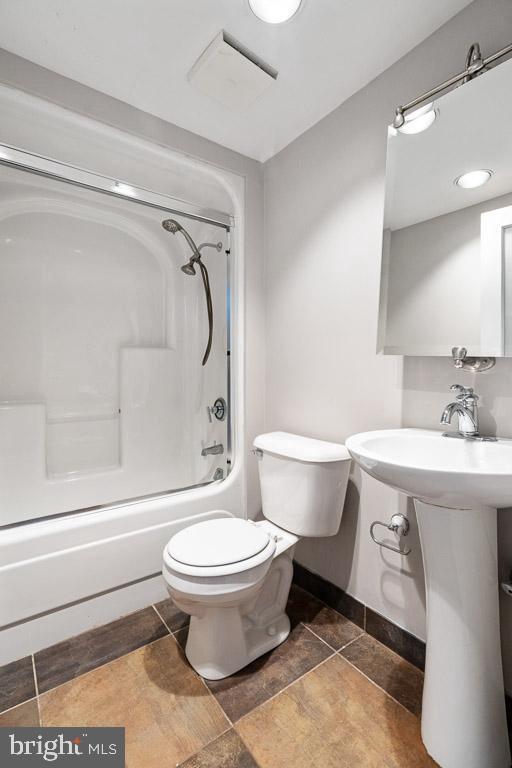 Building Photo - 7 N Christopher Columbus Blvd