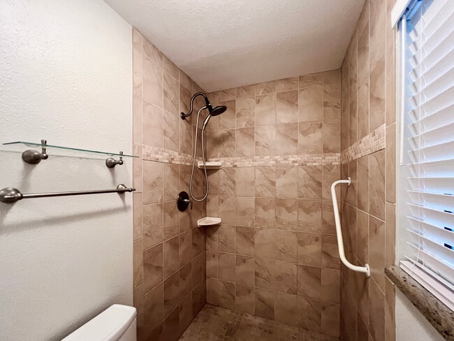 Building Photo - 1858 Oak Park Dr S