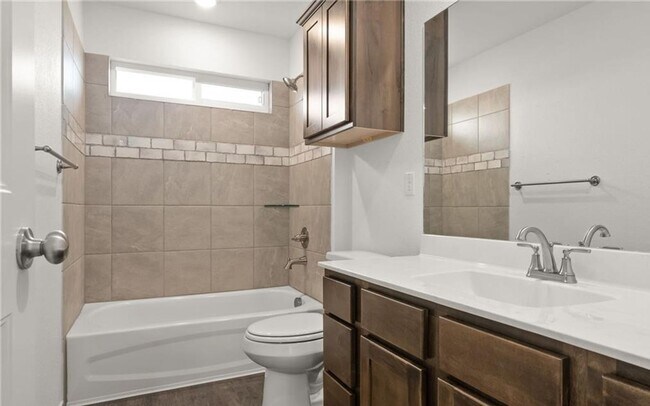 Building Photo - 3 bedroom 2.5 bathroom townhome!