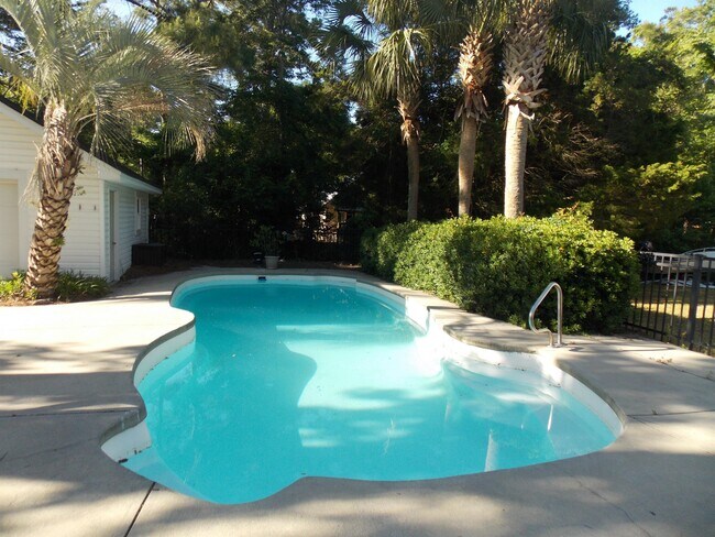 Building Photo - 568 Hammock Ave