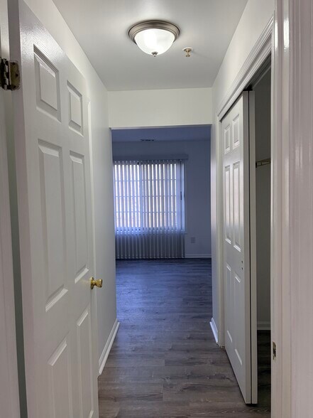 Building Photo - 614 Waterford Dr