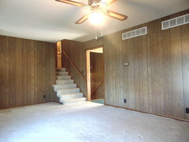 Building Photo - Fayette Family Farm House!