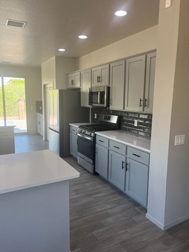 Building Photo - Beautiful Like New 4 Bedroom 3 Bathroom ho...