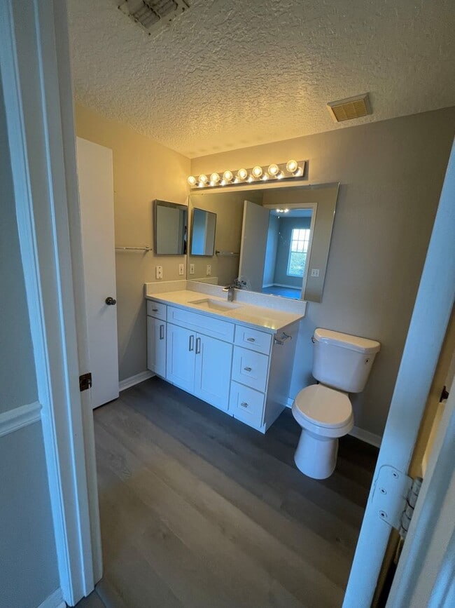 Building Photo - Awesome apartment in the heart of Metrowest!