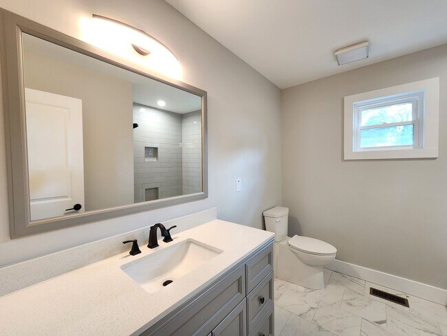 Building Photo - Asheville Rental!