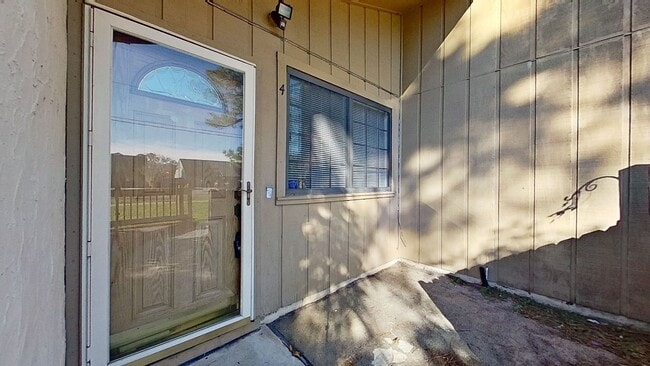 Building Photo - Great 3/2 patio home available now!