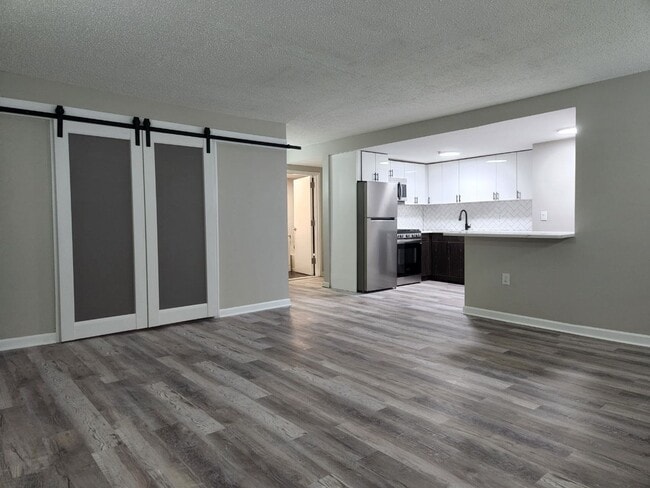 Building Photo - Discover an enticing retreat in the heart of Bayonne, NJ.