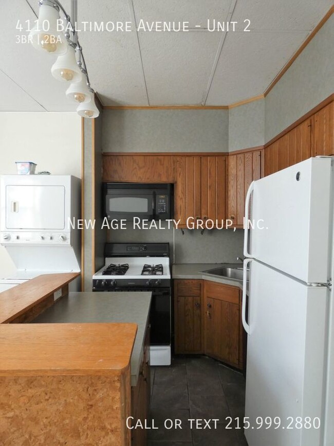 Building Photo - Sunny apartment available in University City!