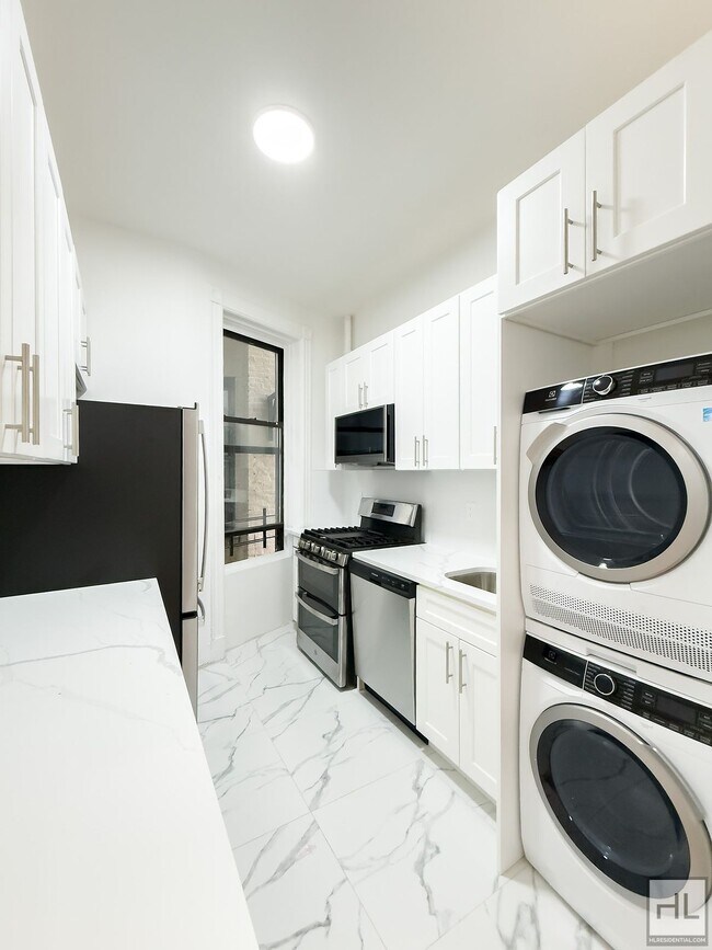 Building Photo - Massive Fort Greene 3-Bed 1-Bath / In Unit W&D / 2-Blocks to Fort Greene Park