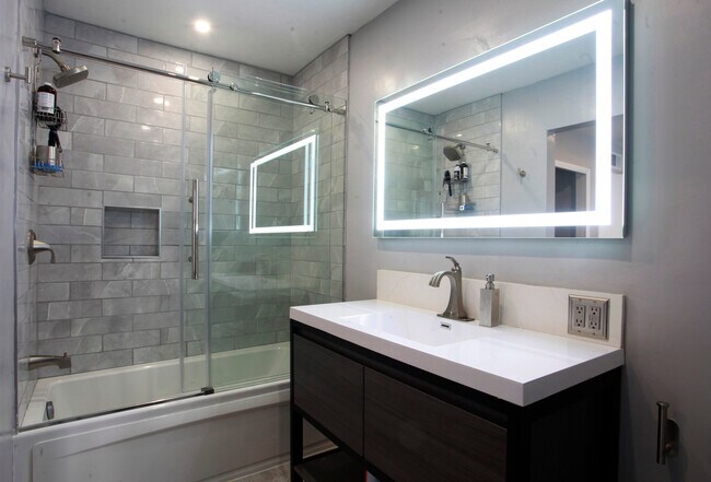 Primary Photo - 2053 Barry Ave