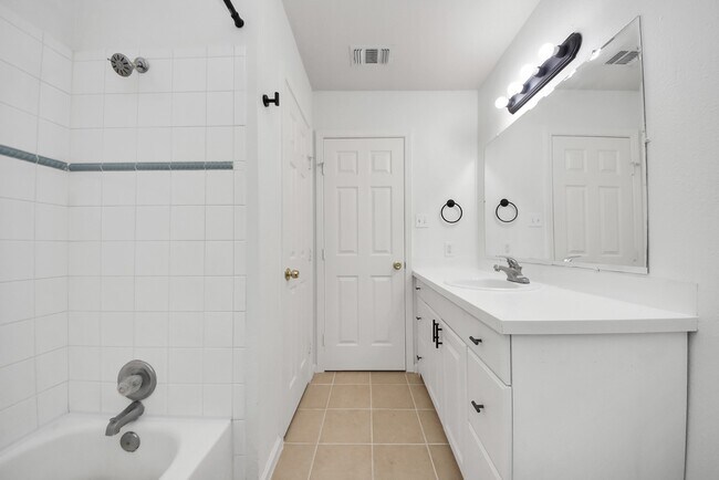 Building Photo - 1610 7th St