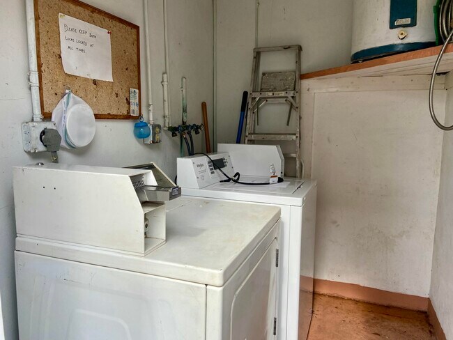 Building Photo - 2909 Middle River Dr