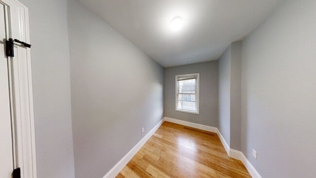 Building Photo - 722 Saratoga St