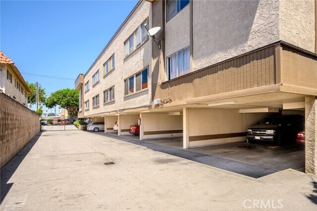 Building Photo - 6716 Sylmar Ave